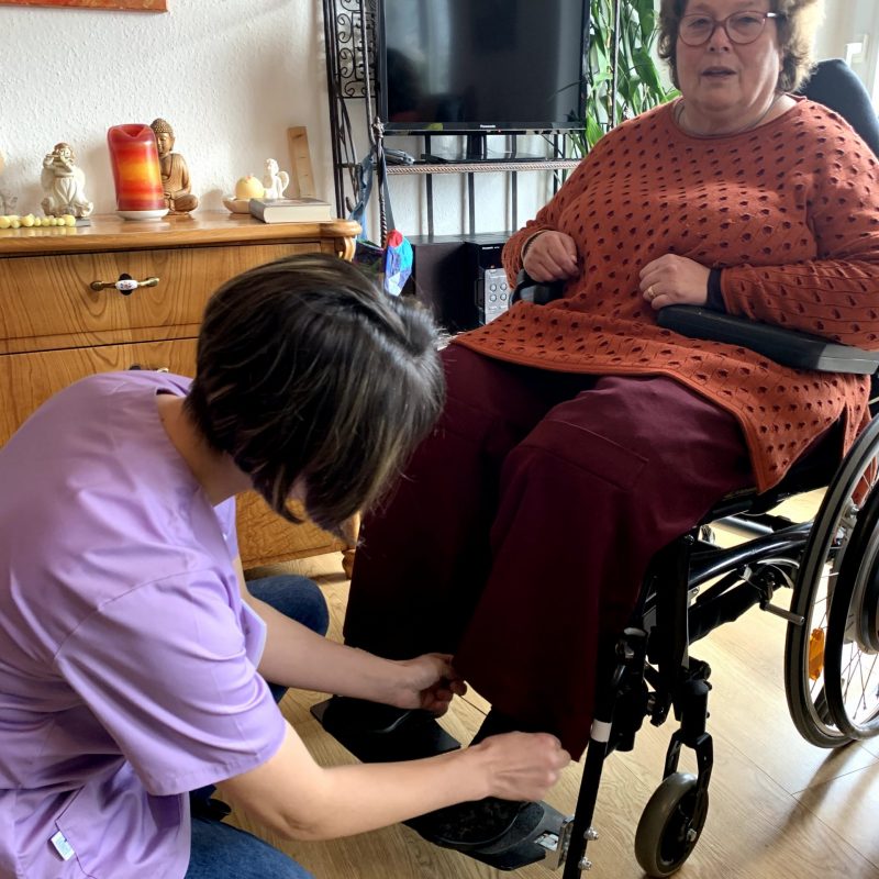 Elena Mekler mit Rollstuhl Patientin